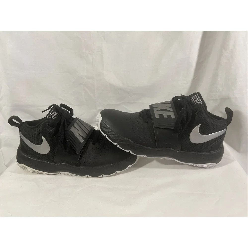 Nike Team Hustle D8 881941-001 Black Basketball Shoes Sneakers Size 5.5Y Women 7